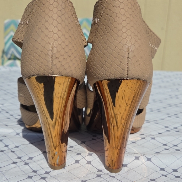 MICHAEL Michael Kors Tan and Gold Heels - Picture 10 of 14